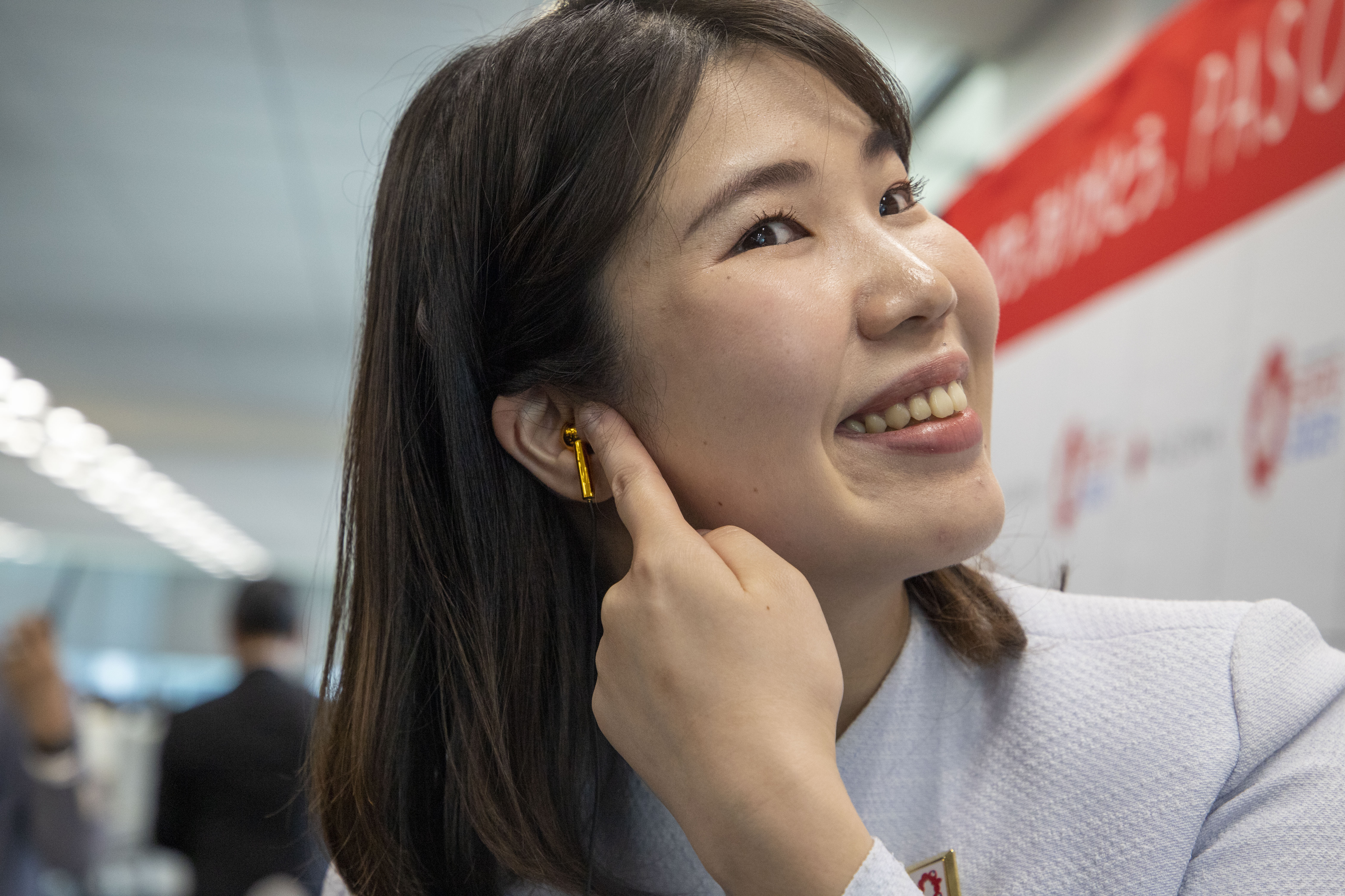  万博で使用される軟骨伝導イヤホンについての記者発表会が行われました。  The press conference was held on the cartilage electric earphones to be used at the Expo. 